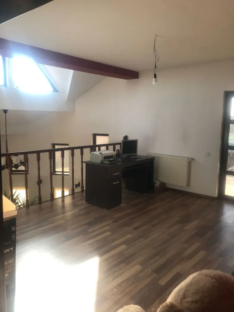 Vanzare vila 300mp,D+P+E+M,Iasi Belvedere-Rond Vechi,teren 550 mp - Proprietar,vila 300 mp utili,demisol,parter,etaj si mansarda,6 camere,3 bai,1 bucatarie,2 dressinguri,1 living,1 terasa,2 balcoane,construcție si finisaje premium,teren 550 mp,asfalt,toate utilitatile(gaz,curent,apa,canalizare,internet,lumina stradală) vedere panoramică,zona linistita
-Demisol:44 mp,garaj,camera tehnica,hol,casa scării 
-Parter:100 m,Incalzire pardoseala,living(înălțime 4m),bucatarie(20 mp),1 camera,dresing,baie,terasa mare,hol
-Etaj:100 mp,birou,2 camere,dresing,baie,2 balcoane
-Mansarda:planșeu beton,60 mp,hol,2 camere,baie,2 magazii,acces scara interioara
-teren frumos amenajat,gazon,conifere,pomi fructiferi,2 foișoare,beci