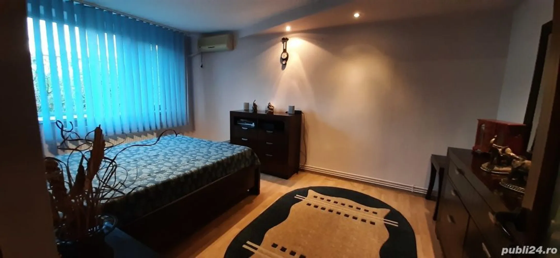 4 camere, Drumul Taberei - Particular vând apartament 4 camere confort 1 sporit, proaspăt renovat, 2 unități A.C., centrală termica nouă, geamuri termopan, uși interioare DURAL, faianță, gresie, parchet bucătărie, hol și dormitoare, 
Acces rapid la mijloacele de transport (Valea Argeșului), inclusiv metrou (stația Brâncuși).
Situat într-o zonă cu mult spațiu verde, aproape de biserica Sf. Andrei și școala generală cu același nume.
Acces rapid la magazine (LIDL, Profi, Penny, Mega Image, Kaufland).