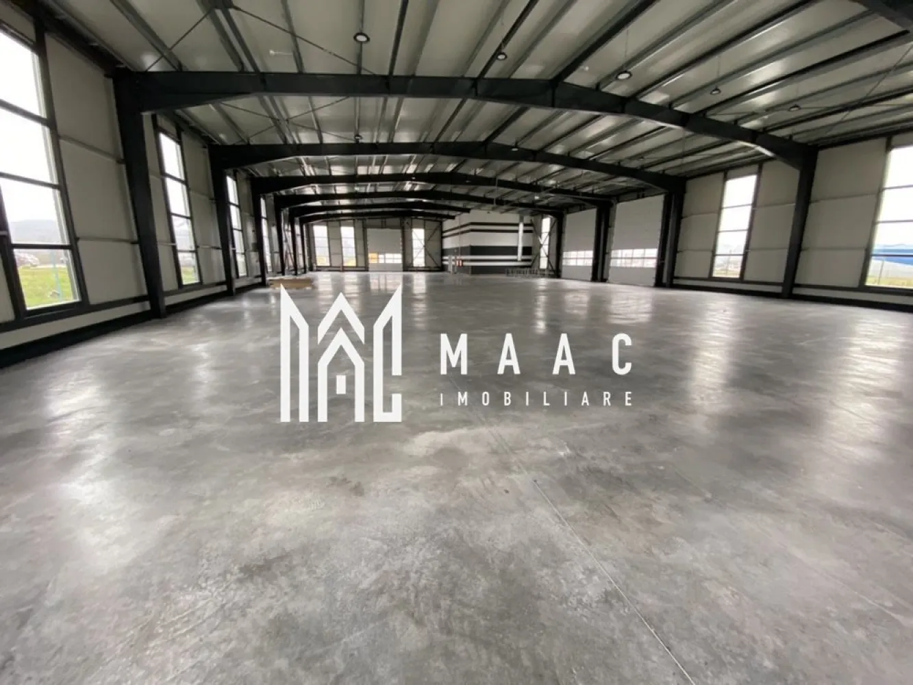 Hală logistică I 1200 mp I Acces TIR I Birouri I Tălmaciu - MAAC Imobiliare vă oferă spre închiriere o hală modernă, recent construită, perfect adaptată pentru activități de depozitare și logistică. Situată strategic, cu acces direct din DN7, această proprietate combină funcționalitatea cu dotări de ultimă generație. Caracteristici principale: Suprafață depozitare: 1200 mp, spațiu generos pentru desfășurarea activităților. Zona birouri: 132 mp – include birouri, recepție și toalete, asigurând un mediu optim pentru operațiuni administrative. Acces încărcare/descărcare: situat frontal și lateral pentru o logistică eficientă. Curte betonată: 2500 mp, destinată parcării și manevrării auto, proiectată pentru trafic greu. Poartă automatizată pentru acces facil și securizat. Incinta iluminată, împrejmuită cu gard și monitorizare video pentru siguranță optimă. Autorizare ISU/pompieri cu avize de funcționare, hidranti interiori și exteriori, conform normelor de siguranță. Dimensiunile halei (22m lățime x 48m lungime x 6m înălțime) permit o utilizare flexibilă, iar toate utilitățile necesare sunt asigurate. Aceasta poate fi locația perfectă pentru dezvoltarea afacerii dumneavoastră. Pentru mai multe detalii sau programarea unei vizionări, nu ezitați să ne contactați, specificând ID CP2557953!