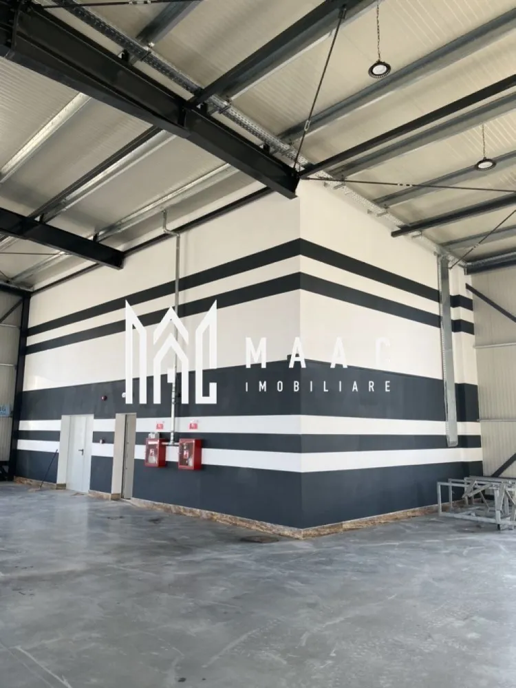 Hală logistică I 1200 mp I Acces TIR I Birouri I Tălmaciu - MAAC Imobiliare vă oferă spre închiriere o hală modernă, recent construită, perfect adaptată pentru activități de depozitare și logistică. Situată strategic, cu acces direct din DN7, această proprietate combină funcționalitatea cu dotări de ultimă generație. Caracteristici principale: Suprafață depozitare: 1200 mp, spațiu generos pentru desfășurarea activităților. Zona birouri: 132 mp – include birouri, recepție și toalete, asigurând un mediu optim pentru operațiuni administrative. Acces încărcare/descărcare: situat frontal și lateral pentru o logistică eficientă. Curte betonată: 2500 mp, destinată parcării și manevrării auto, proiectată pentru trafic greu. Poartă automatizată pentru acces facil și securizat. Incinta iluminată, împrejmuită cu gard și monitorizare video pentru siguranță optimă. Autorizare ISU/pompieri cu avize de funcționare, hidranti interiori și exteriori, conform normelor de siguranță. Dimensiunile halei (22m lățime x 48m lungime x 6m înălțime) permit o utilizare flexibilă, iar toate utilitățile necesare sunt asigurate. Aceasta poate fi locația perfectă pentru dezvoltarea afacerii dumneavoastră. Pentru mai multe detalii sau programarea unei vizionări, nu ezitați să ne contactați, specificând ID CP2557953!