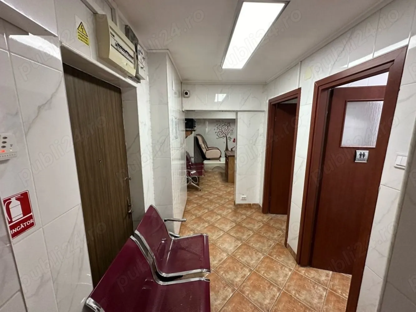 Vânzare spațiu conercial - Spațiu comercial 74 mp, alcătuit din 3 camere , 2 băi , balcon , scara exterioară autorizată , centrală propie. Bloc reabilitat recent , stradal în Sebastian pe șoseaua principală . Pretabil B pentru orice activitate.