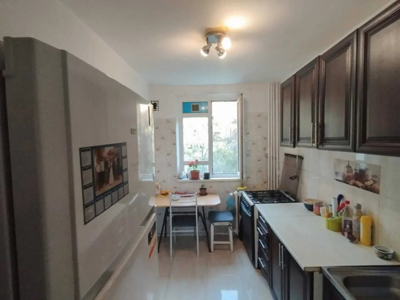 Vand apartament 4 camere zona Titan-Auchan/Ozana - Vand apartament cu patru camere si doua bai, un balcon + boxa.

Apartmanetul necesita renovare !!

Apartamentul este situat la etajul 1/4, compartimentarea este de tip decomandata si are o suprafata utia de 82mp.
Blocul este reabilitat termic !!
Anul blocului: 1971 !!

Se afla la o distanta 4 minute de centrul Comercial-Auchan, la 6 minute de sectia 13 de politie, la 8 minute de statia de metrou 1 Decembrie 1918,la 5 minute de statia de STB: 101,311/ Tramvai: 40,19, la 10 minute de magazinul LIDL.
Este situat intr-o zona foarte linistita( recomandat pentru familisti ) , are multi copaci pe langa, umbra in toate camerele, sufrageria este in mare parte luminata.
Se afla in proximitatea unor scoli si gradinite, cea mai apropiata scoala se afla 4 minute de mers ( scoala nr.82 ), in zona se afla multe parcuri pentru copii.
De asemenea, Parcul Teilor la 7 minute distanta, Parcul Titanel la 10 minute distanta.

Direct de la proprietar, fara comision !!
