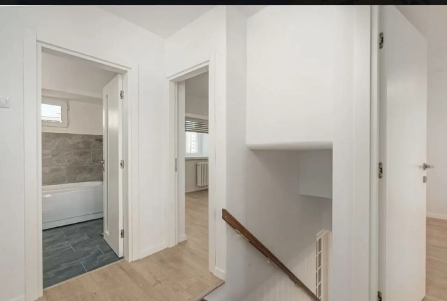 Duplex sos.Iancului - Situat într-un imobil construit in 1980, acest apartament duplex impresionează cu o suprafață de 110 m2, fiind proiectat pe doua etaje îmbina funcționalitatea cu estetica modernă. Compartimentat în 4 camere, 3 dormitoare,living spatios și 2 băi, spațiul este optimizat pentru confortul unei familii.

Luminozitatea este maximizată datorită orientării optime și a celor 2 balcoane, care oferă vederi deschise și un spațiu perfect pentru relaxare.

Renovat în 2024, apartamentul beneficiază de finisaje de înaltă calitate și un design care respectă cele mai noi tendințe în amenajări interioare. În plus, este pet friendly aducând un plus de confort și intimitate.

Localizat într-o zonă cu acces facil la facilități urbane, statie metrou, Mega mall,parcuri,scoli,gradinite,baza sportiva Olimpia si multe altele.
