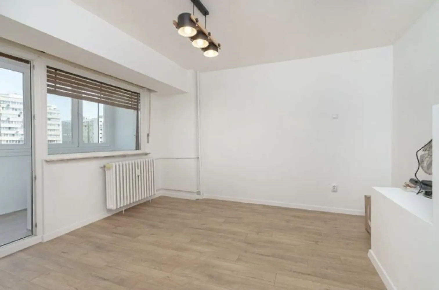 Duplex sos.Iancului - Situat într-un imobil construit in 1980, acest apartament duplex impresionează cu o suprafață de 110 m2, fiind proiectat pe doua etaje îmbina funcționalitatea cu estetica modernă. Compartimentat în 4 camere, 3 dormitoare,living spatios și 2 băi, spațiul este optimizat pentru confortul unei familii.

Luminozitatea este maximizată datorită orientării optime și a celor 2 balcoane, care oferă vederi deschise și un spațiu perfect pentru relaxare.

Renovat în 2024, apartamentul beneficiază de finisaje de înaltă calitate și un design care respectă cele mai noi tendințe în amenajări interioare. În plus, este pet friendly aducând un plus de confort și intimitate.

Localizat într-o zonă cu acces facil la facilități urbane, statie metrou, Mega mall,parcuri,scoli,gradinite,baza sportiva Olimpia si multe altele.