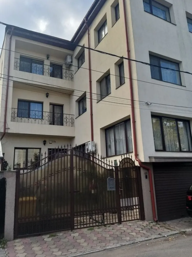 Proprietar Bucuresti 13 Septembrie(Soseaua Anteriana) - Vila este situata in zona 13 Septembrie ( sos Anteriana )Bucuresti

Sb+P+Etj1+Etj 2,teren 200mp,amprenta 165 mp, subsol garaj 44mp cu 2 usi deschidere stradala,,parter: living,dining,bucatarie,baie,hol, Etaj 1: 2 dormitoare,birou,baie, hol,balcon, Etaj 2: 3 dormitoare ,baie,hol,balcon,casa este izolata termic foarte bine si robineti termostatati la toate calorifele ,se vinde partial mobilata.
Casa poate fi folosita ca sediu firma, Clinica, Gradinita etc, se poate transforma foarte usor in 3 apartamente in suprafata de 125mp parter, etaj1, etaj2 cu intrari separate.