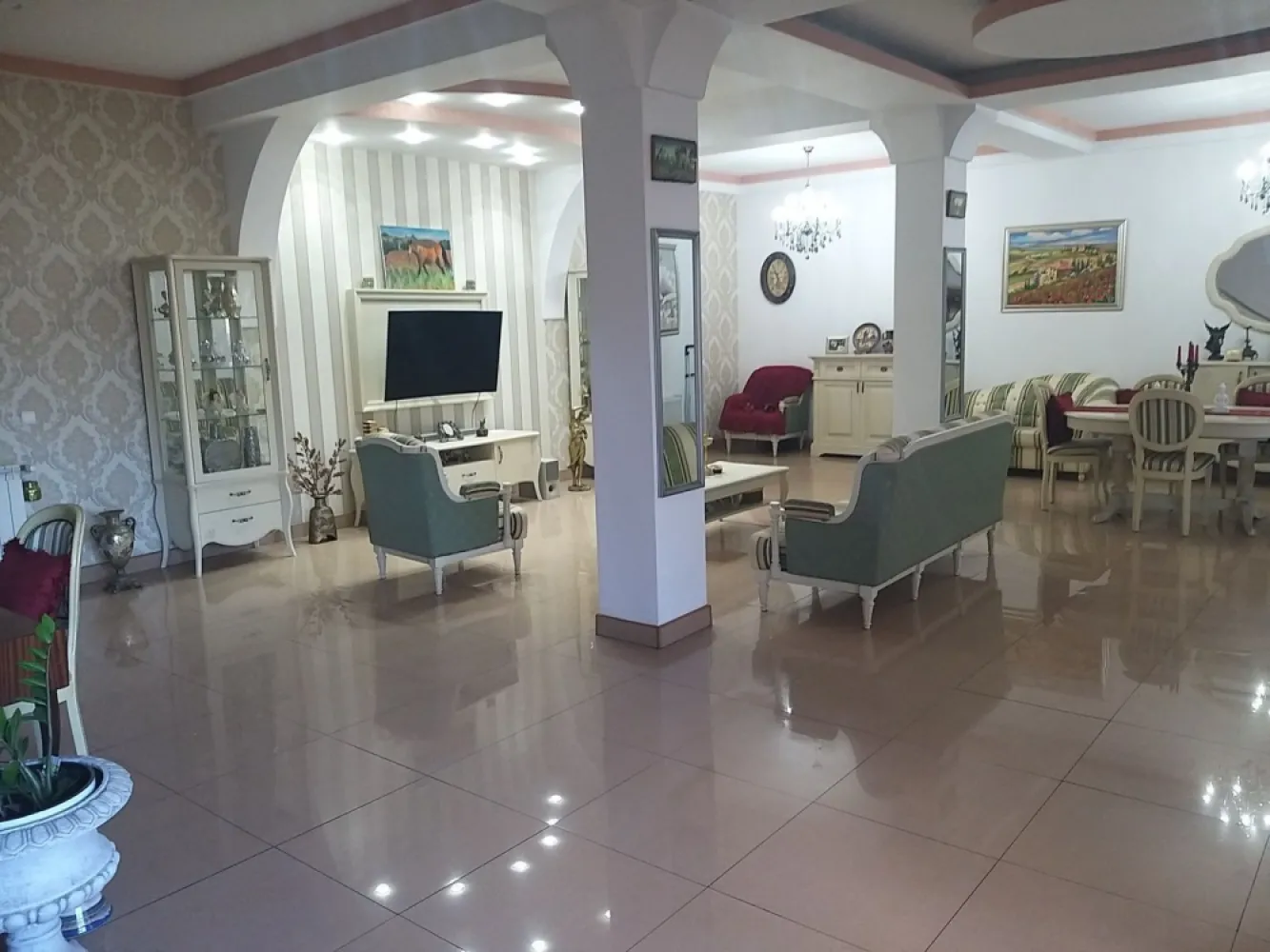 Proprietar Bucuresti 13 Septembrie(Soseaua Anteriana) - Vila este situata in zona 13 Septembrie ( sos Anteriana )Bucuresti

Sb+P+Etj1+Etj 2,teren 200mp,amprenta 165 mp, subsol garaj 44mp cu 2 usi deschidere stradala,,parter: living,dining,bucatarie,baie,hol, Etaj 1: 2 dormitoare,birou,baie, hol,balcon, Etaj 2: 3 dormitoare ,baie,hol,balcon,casa este izolata termic foarte bine si robineti termostatati la toate calorifele ,se vinde partial mobilata.
Casa poate fi folosita ca sediu firma, Clinica, Gradinita etc, se poate transforma foarte usor in 3 apartamente in suprafata de 125mp parter, etaj1, etaj2 cu intrari separate.