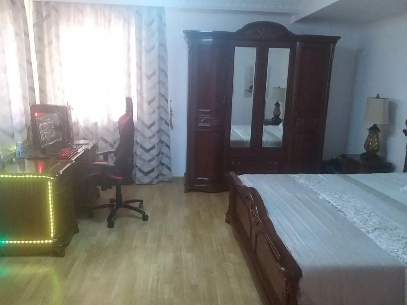 Proprietar Bucuresti 13 Septembrie(Soseaua Anteriana) - Vila este situata in zona 13 Septembrie ( sos Anteriana )Bucuresti

Sb+P+Etj1+Etj 2,teren 200mp,amprenta 165 mp, subsol garaj 44mp cu 2 usi deschidere stradala,,parter: living,dining,bucatarie,baie,hol, Etaj 1: 2 dormitoare,birou,baie, hol,balcon, Etaj 2: 3 dormitoare ,baie,hol,balcon,casa este izolata termic foarte bine si robineti termostatati la toate calorifele ,se vinde partial mobilata.
Casa poate fi folosita ca sediu firma, Clinica, Gradinita etc, se poate transforma foarte usor in 3 apartamente in suprafata de 125mp parter, etaj1, etaj2 cu intrari separate.