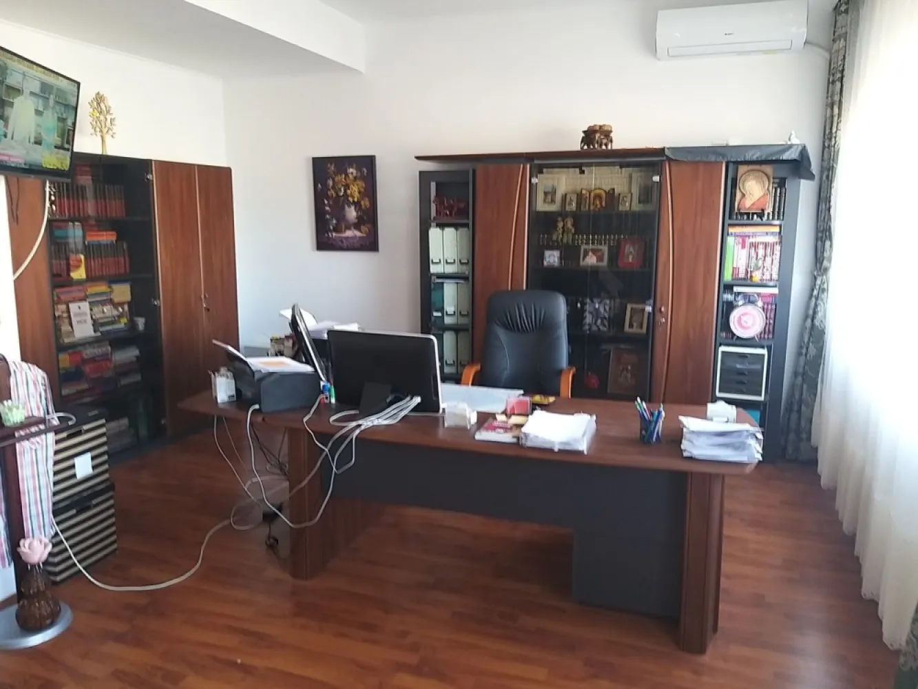 Proprietar Bucuresti 13 Septembrie(Soseaua Anteriana) - Vila este situata in zona 13 Septembrie ( sos Anteriana )Bucuresti

Sb+P+Etj1+Etj 2,teren 200mp,amprenta 165 mp, subsol garaj 44mp cu 2 usi deschidere stradala,,parter: living,dining,bucatarie,baie,hol, Etaj 1: 2 dormitoare,birou,baie, hol,balcon, Etaj 2: 3 dormitoare ,baie,hol,balcon,casa este izolata termic foarte bine si robineti termostatati la toate calorifele ,se vinde partial mobilata.
Casa poate fi folosita ca sediu firma, Clinica, Gradinita etc, se poate transforma foarte usor in 3 apartamente in suprafata de 125mp parter, etaj1, etaj2 cu intrari separate.