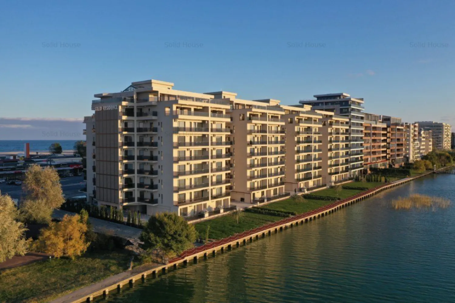 Promo la avans 50% Direct Dezvoltator 2 Cam. 56 mp Mamaia La Butoaie - Ansamblu amplasat pe malul lacului Siutghiol, in zona Butoaie, la mica distanta de cluburile in voga din Mamaia, terase si la 2 pasi de plaja
Apartament 2 camere cu o suprafata utila totala de 56 mp de unde rezulta o terasa de 6 mp , disponibil la etajul 2 . 

Complex – situat in Mamaia ,este un ansamblu de locuinte de vacanta cu regim de inaltime S+P+-8E ce cuprinde 237 de suite impartite in 4 scari in care veti gasi la vanzare:
- studiouri cu suprafete cuprinse intre 46.25 mp si 59.73 mp construiti,
- suite cu 2 camere cu suprafete cuprinse intre 65.40 mp si 77.50 mp si
- suite cu 3 camere cu o suprafata construita de 102.05 mp.

Aceste locuinte se predau complet finisate si dotate cu:
- usi,
- centrala proprie pe gaze si calorifere,
- aer conditionat
- gresie/parchet, faianta,
- tamplarie pvc cu geam termopan,
- obiecte sanitare,
- instalatii electrice, termice, sanitare, de gaz (la momentul predarii locuintelor, toate utilitatile sunt functionale) si
- 2 lifturi ultra-moderne in fiecare scara

In vecinatate gasiti:
- mijloace de transport in comun, cu statie chiar la iesire din complex
- Marketuri deschise tot anul
- restaurantul Dorna, Estival s.a.
- complexul comercial Butoaie
- plaja H2O, Vega, Crazy s.a.
- cluburile Fratelli, EGO, Breeze, Bamboo s.a.
- terenuri de tenis s.a.

Complexul rezidential va ofera numeroase facilitati:
- Acces restrictionat cu bariera automatizata si gard
- Parcare subterana si supraterana (optional contra cost)
- Spatii verzi si
- Paza si Monitorizare video 24 din 24.

Cientii nostril beneficiaza de solutii avantajoase de finantare:
- Plata integrală
- Plata prin credit bancar

PROIECT FINALIZAT !

Pretul nu include TVA si este valabil pentru plata integrala.