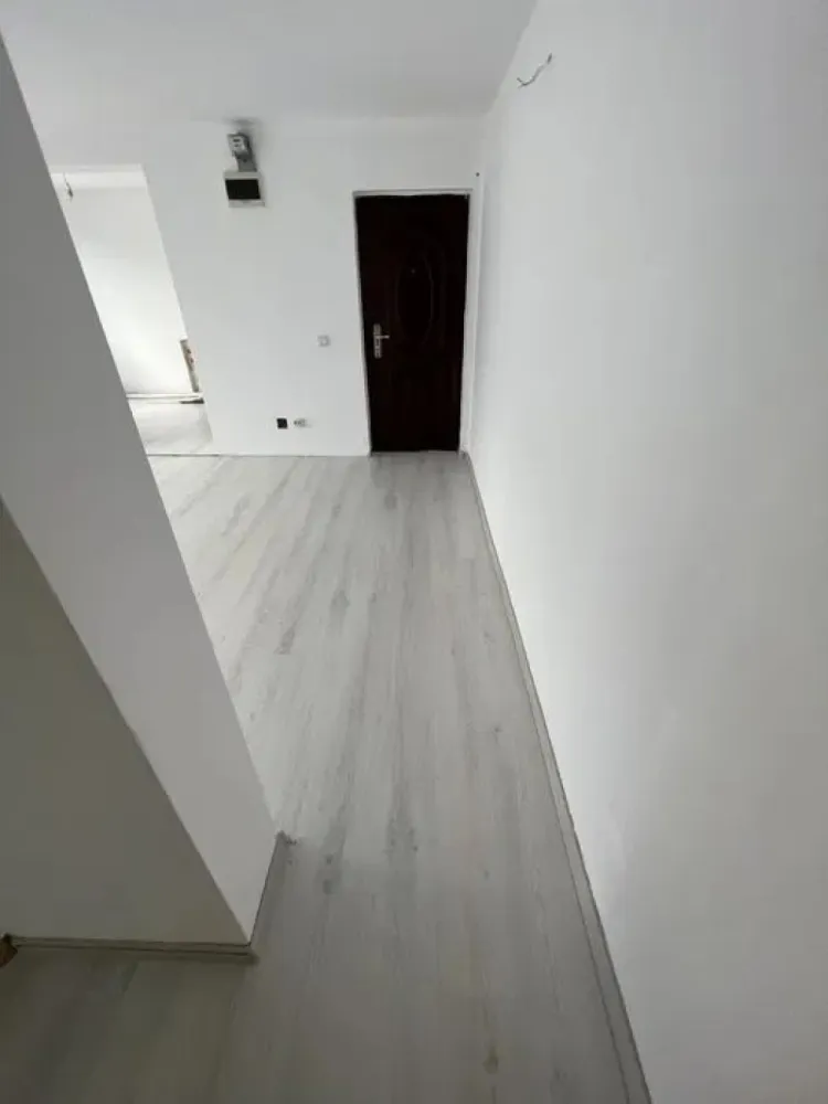 BRASADAS vinde ap 2 cam la PARTER tip P+2 Dimitrie Leonida - Agenția imobiliara BRASADAS vinde apartament FINISAT cu 2 camere semidecomandat, cu gradina proprie (ideal pentru iubitori de animale de companie).
La PARTER, intr-o cladire compusa din P+ 2E.
Centrala proprie, izolatie interior & exterior.
An constructie: 2010
Str. Amurgului, Popesti-Leordeni, la 5 min de statia de metrou Dimitrie Leonida.
Www.brasadas.com.