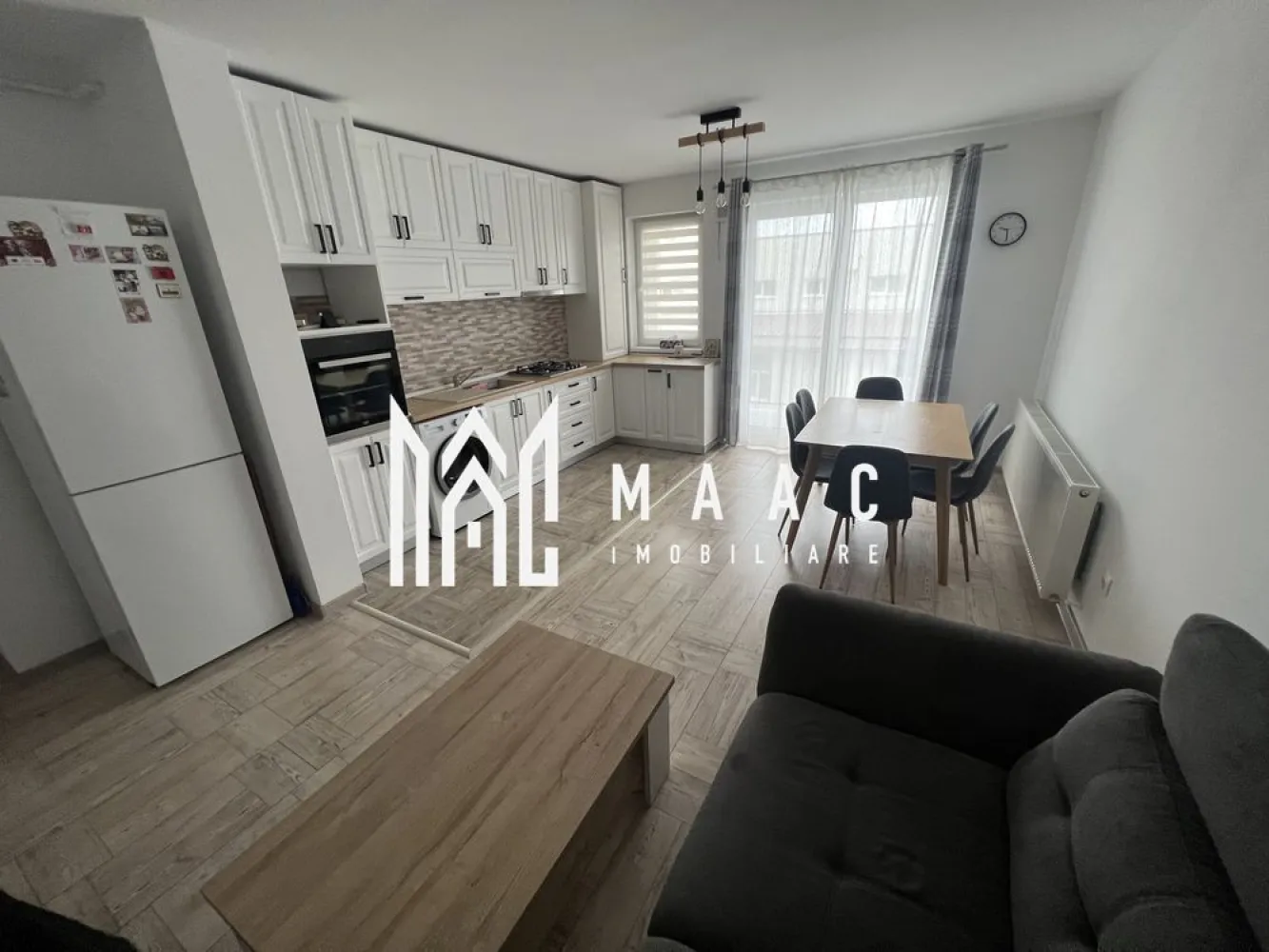 Apartament 3 camere | 70 MPU | City Rezidence - Maac Imobiliare vă propune spre vânzare un apartament spațios cu 3 camere, situat la etajul 1, într-o zonă bine dezvoltată, ideală pentru familii sau investiție.
Facilități principale:
Complet mobilat – gata de mutat
Balcon mare, cu acces din fiecare cameră
2 băi – confort suplimentar pentru locatari
Parcare supraterană și subterană – locuri sigure pentru autoturisme
Spații comerciale în imediata apropiere – supermarketuri, servicii utile
Cabinete medicale
Creșă, grădiniță și școală – la doar câteva minute de mers pe jos
Pentru mai multe detalii și pentru programarea unei vizionări, vă rugăm să specificați ID-ul anunțului: CP2555765
