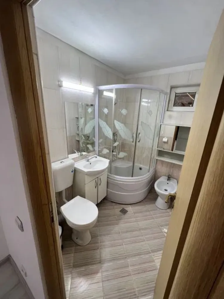BRASADAS vinde ap 2 cam la PARTER tip P+2 Dimitrie Leonida - Agenția imobiliara BRASADAS vinde apartament FINISAT cu 2 camere semidecomandat, cu gradina proprie (ideal pentru iubitori de animale de companie).
La PARTER, intr-o cladire compusa din P+ 2E.
Centrala proprie, izolatie interior & exterior.
An constructie: 2010
Str. Amurgului, Popesti-Leordeni, la 5 min de statia de metrou Dimitrie Leonida.
Www.brasadas.com.