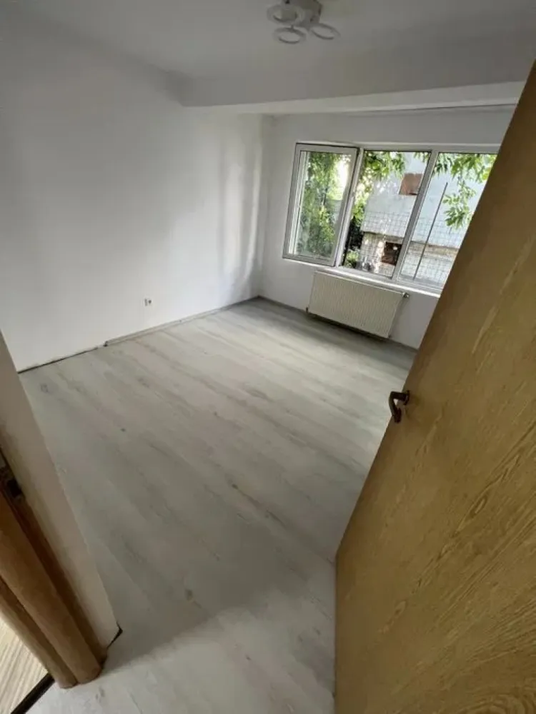 BRASADAS vinde ap 2 cam la PARTER tip P+2 Dimitrie Leonida - Agenția imobiliara BRASADAS vinde apartament FINISAT cu 2 camere semidecomandat, cu gradina proprie (ideal pentru iubitori de animale de companie).
La PARTER, intr-o cladire compusa din P+ 2E.
Centrala proprie, izolatie interior & exterior.
An constructie: 2010
Str. Amurgului, Popesti-Leordeni, la 5 min de statia de metrou Dimitrie Leonida.
Www.brasadas.com.