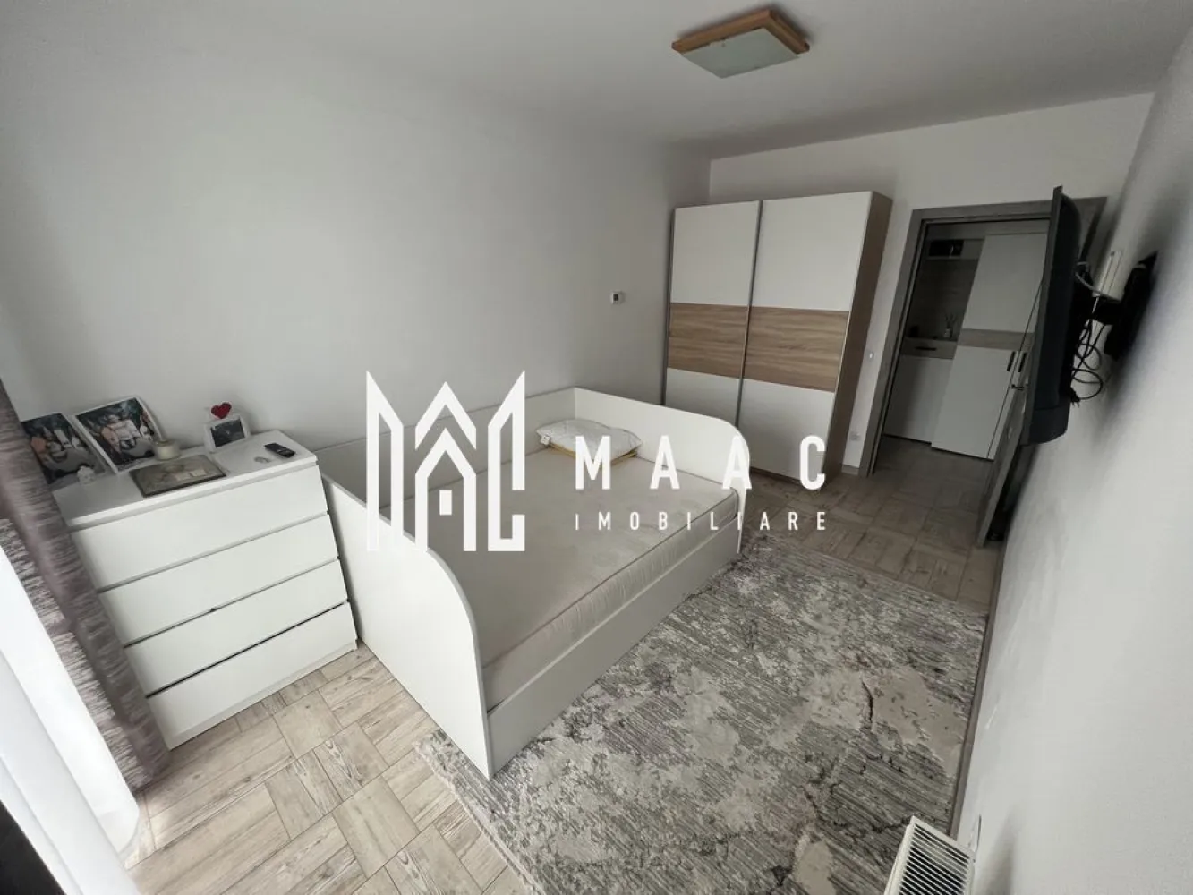 Apartament 3 camere | 70 MPU | City Rezidence - Maac Imobiliare vă propune spre vânzare un apartament spațios cu 3 camere, situat la etajul 1, într-o zonă bine dezvoltată, ideală pentru familii sau investiție.
Facilități principale:
Complet mobilat – gata de mutat
Balcon mare, cu acces din fiecare cameră
2 băi – confort suplimentar pentru locatari
Parcare supraterană și subterană – locuri sigure pentru autoturisme
Spații comerciale în imediata apropiere – supermarketuri, servicii utile
Cabinete medicale
Creșă, grădiniță și școală – la doar câteva minute de mers pe jos
Pentru mai multe detalii și pentru programarea unei vizionări, vă rugăm să specificați ID-ul anunțului: CP2555765