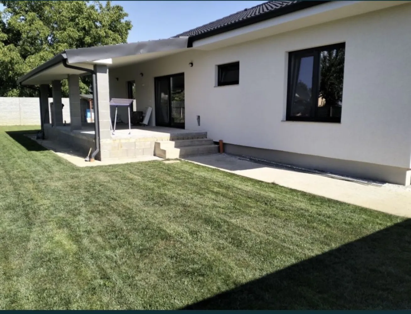 Casa de vanzare Lazuri - Proprietar Vând: - Casa din cărămidă ,constructie 2023 cu o suprafață construită de 200 mp / utilă 160 mp,plus o terasa de 35 mp. , având un teren de 726 mp cu front de30 m. -Casa este izolata foarte bine în toate punctele. -Geamuri Termopan Salamander bluevolution Premium, uși interior Porta Doors, Premium! - In curte este făcută o anexă acoperita ,cămară ptr scule, țarc ptr câine. -Casa este situata in com Lazuri la 2 km de oraș,casa foarte bine poziționată și strada extrem de liniștită! -Utilități:Curent trifazic,apa,canalizare, RCS RDS,in curte este forat un puț ptr udat gazonul conectat la hidrofor. - Casa este compusa din : 1 living spațios de 30mp,cu șemineu , 2 dormitoare , 1 camera folosita ca dresing ( cu posibilitatea de încă un dormitor ), bucătarie complet utilata , baia mare, garaj încălzit , camera de depozitare , camera tehnica . -Casa se vinde gata finisata și utilitata complect. - Casa este încălzită prin sistem automatizat legat la o pompa de căldură Daikin+++ aer-apa ,încălzirea pe toată suprafața casei este in pardoseala,totodată prevăzută cu sistem de supraveghere. - Materialele folosite sunt doar de clasa Premium. Pentru vizionare sau mai multe detalii referitoare la casa nu ezitați să sunați la Nr de telefon : 0742622661