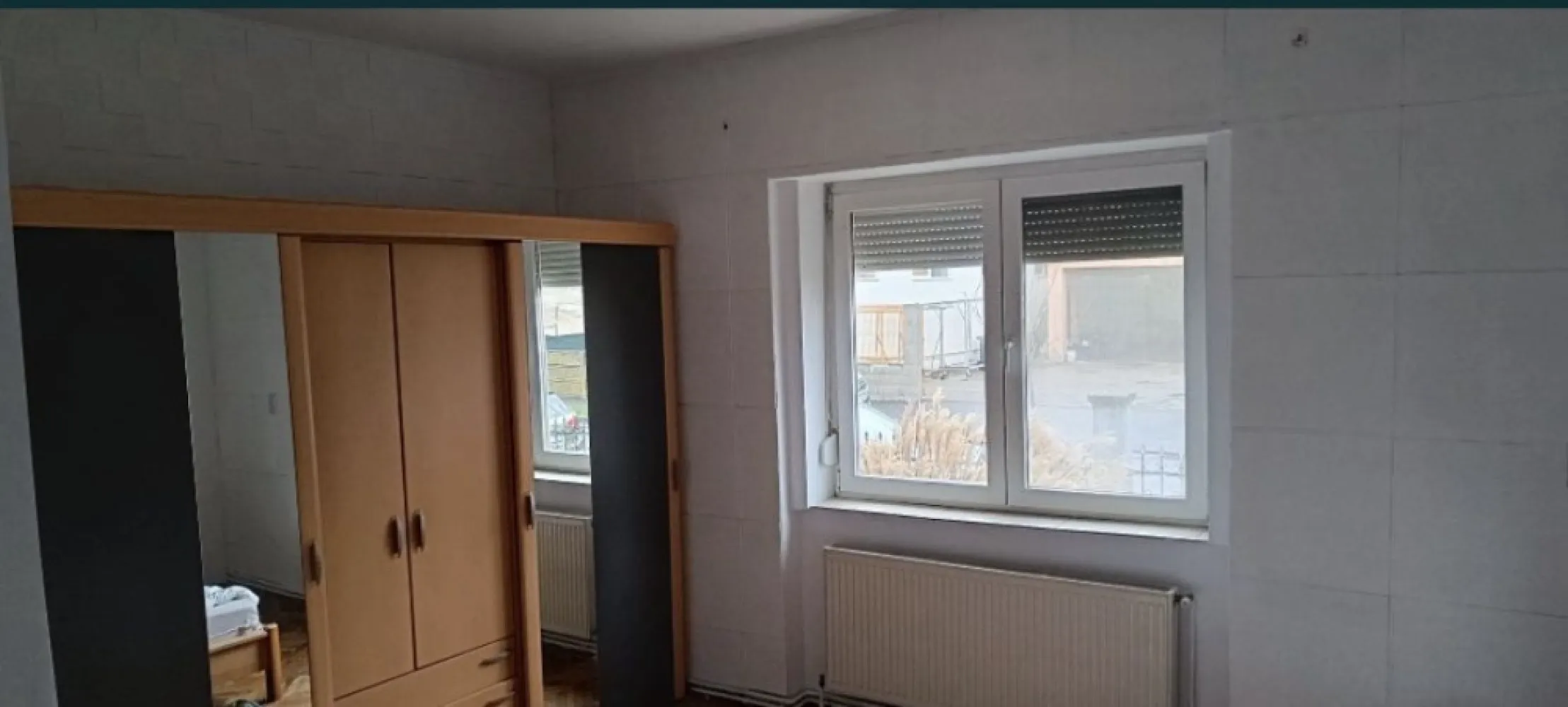 BRASADAS vinde casa cu 3 camere teren 360mp in zona Burdea. - Agenția imobiliara BRASADAS vinde casa de caramida, izolata, in zona Burdea.
Suprafata totala este de 360mp. Teren + Casa+ Anexa.

Casa are 3 camere generoase, Bucatarie, Hol, Baie, Camara, Pod generos, Beci
Anexa cu o Camera, Baie, o Camera Tehnica.

Casa este situata intr o zona foarte buna, fiind in apropiere de cateva minute: Centrul orasului, Hypermarketuri Kaufland, Carrefour, Shopping City Satu Mare, s.a.
