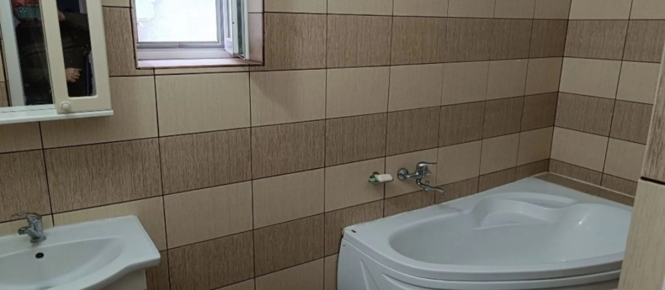 BRASADAS vinde casa cu 3 camere teren 360mp in zona Burdea. - Agenția imobiliara BRASADAS vinde casa de caramida, izolata, in zona Burdea.
Suprafata totala este de 360mp. Teren + Casa+ Anexa.

Casa are 3 camere generoase, Bucatarie, Hol, Baie, Camara, Pod generos, Beci
Anexa cu o Camera, Baie, o Camera Tehnica.

Casa este situata intr o zona foarte buna, fiind in apropiere de cateva minute: Centrul orasului, Hypermarketuri Kaufland, Carrefour, Shopping City Satu Mare, s.a.