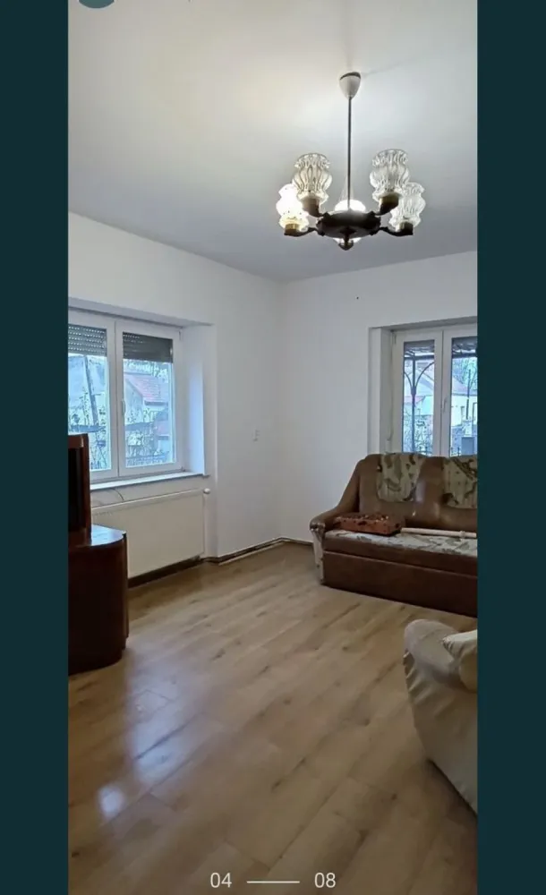 BRASADAS vinde casa cu 3 camere teren 360mp in zona Burdea. - Agenția imobiliara BRASADAS vinde casa de caramida, izolata, in zona Burdea.
Suprafata totala este de 360mp. Teren + Casa+ Anexa.

Casa are 3 camere generoase, Bucatarie, Hol, Baie, Camara, Pod generos, Beci
Anexa cu o Camera, Baie, o Camera Tehnica.

Casa este situata intr o zona foarte buna, fiind in apropiere de cateva minute: Centrul orasului, Hypermarketuri Kaufland, Carrefour, Shopping City Satu Mare, s.a.