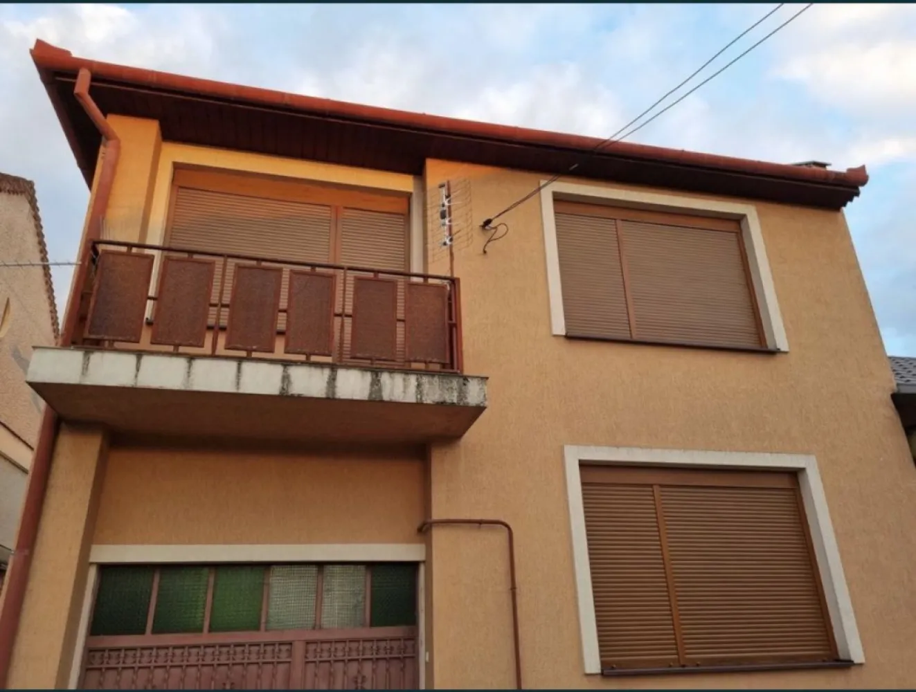 Casa centrala cu etaj - Se ofera spre vanzare casa rezidentiala, situata ultracentral, P+1, construita intre anii 1975-1976, avand fundatia din piatra de munte, peretii din caramida. Utilitati din dotarea casei: gaz, incalzire centrala, apa si canalizare de la retea. Suprafata construita a casei este de aproximativ 140mp, respectiv o curte cu gradina in suprafata de 1000mp. La parter se afla bucataria, camara de alimente, baie cu vana, o boxa pentru depozitat diverse bunuri, o camera de zi, si casa scarilor. La etaj sunt trei camere, din care una cu balcon, debara cu posibilitatea de a fi amenajata ca baie. De asemenea, spatiul din pod poate fi amenajat pentru locuit. Toate incaperile au intrari separate, camerele sunt parchetate cu parchet din lemn lacuit, iar peretii sunt zugraviti in lavabil, In anul 2006 s-au efectuat urmatoarele imbunatatiri: a fost schimbata usa principala de intrare in termopan, respectiv toate ferestrele sunt termopane imitatie de lemn, prevazute cu sita antiinsecte si jaluzele, casa a fost izolata la exterior cu polistiren de 10cm, respectiv a fost schimbat acoperisul. Casa este imediat ocupabila.