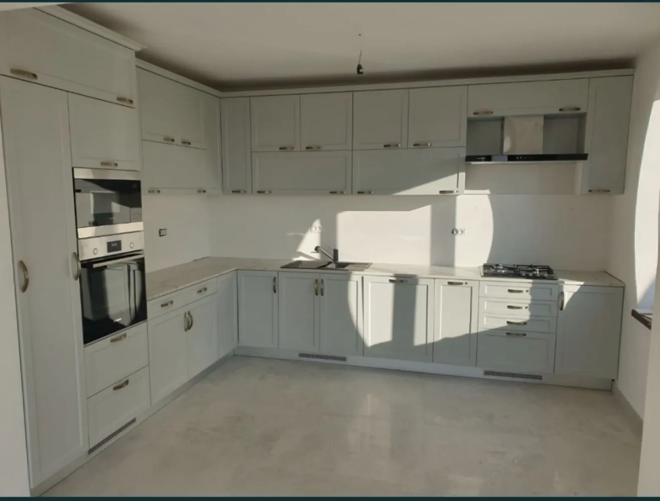 Casa de vanzare Halmeu - Ofer spre vânzare casa cu 20 arii în Halmeu, Satu Mare. Casa este izolată termic având și pompa de cadura NIBE ca metoda de încălzire. Parter- incălzire în pardoseală, salon + hol "open space", bucătărie complet utilată având electrocasnice noi, spațiu de depozitare, baie cu instalații sanitare. Etaj- 4 dormitoare cu parchet lemn masiv, baie cu instalații sanitare. + Garaj izolat termic cu usa electrica. Mai multe detalii în privat!