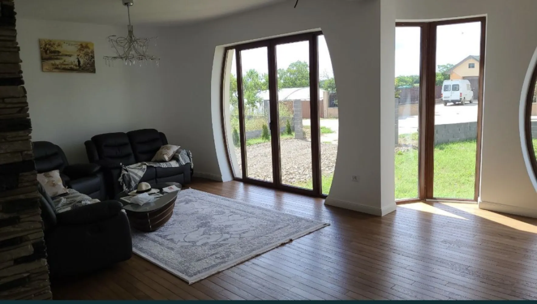 Casa de vanzare Halmeu - Ofer spre vânzare casa cu 20 arii în Halmeu, Satu Mare. Casa este izolată termic având și pompa de cadura NIBE ca metoda de încălzire. Parter- incălzire în pardoseală, salon + hol "open space", bucătărie complet utilată având electrocasnice noi, spațiu de depozitare, baie cu instalații sanitare. Etaj- 4 dormitoare cu parchet lemn masiv, baie cu instalații sanitare. + Garaj izolat termic cu usa electrica. Mai multe detalii în privat!