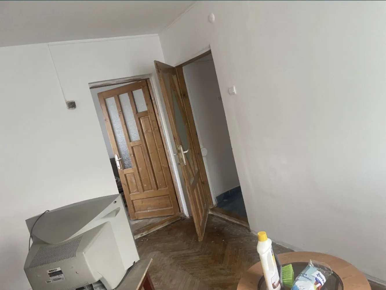 Apartament 3 camere, plus Balcon - Apartament 3 Camere Decomandat 40 m plus Balcon de 3 metri este situat la etajul 4 Strada Minerilor intersectia cu Mioritei Centrala,Aer Conditionat Geamuri din Termopan m-ai multe detali la telefon.