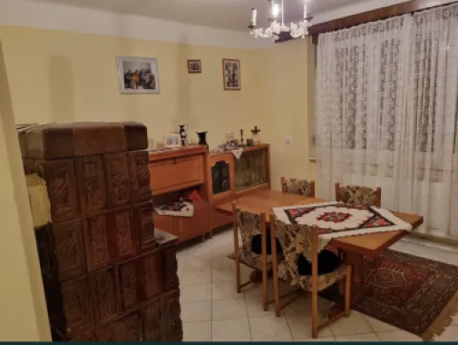 Casa centrala cu etaj