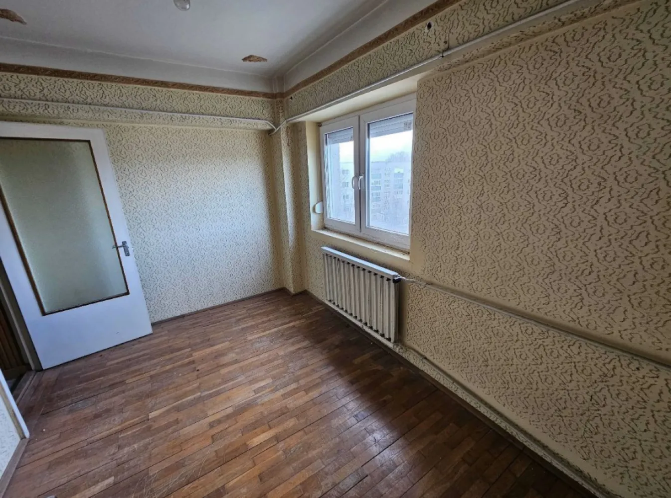 Apartament 3 camere - Apartamentul are 3 camere, suprafata de 70 mp2, are pivnita,etajul 4. Este situat in apropierea Kauflandului, pe adresa Carei, str. Mihai Viteazu, nr. 16, ap. 10