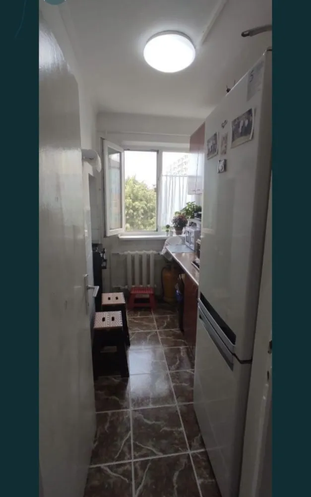 Direct Proprietar. Inel 2. apartament 2 camere, comfort 2 - Direct proprietar ,vând apartament cu 2 camere , confort 2 la etajul 4/4 . Cadastru și intabulare . 
Se accepta și credit imobiliar sau prima casa . 
Este izolat exterior și interior , balcon închis cu ușa și ferestre de termopan .
Apartamentul are incălzire în sistem de termoficare, gaze în curs de montare , aparat de aer condiționat cu funcție de răcire și incălzire , uși celulare noi , parchet, gresie și faianță , ușa metalică și interfon .
Se vinde parțial mobilat și utilat .
In apropiere școli, grădinițe, magazine , restaurant .
Rog seriozitate!