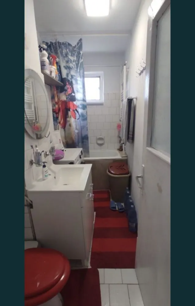 Direct Proprietar. Inel 2. apartament 2 camere, comfort 2 - Direct proprietar ,vând apartament cu 2 camere , confort 2 la etajul 4/4 . Cadastru și intabulare . 
Se accepta și credit imobiliar sau prima casa . 
Este izolat exterior și interior , balcon închis cu ușa și ferestre de termopan .
Apartamentul are incălzire în sistem de termoficare, gaze în curs de montare , aparat de aer condiționat cu funcție de răcire și incălzire , uși celulare noi , parchet, gresie și faianță , ușa metalică și interfon .
Se vinde parțial mobilat și utilat .
In apropiere școli, grădinițe, magazine , restaurant .
Rog seriozitate!