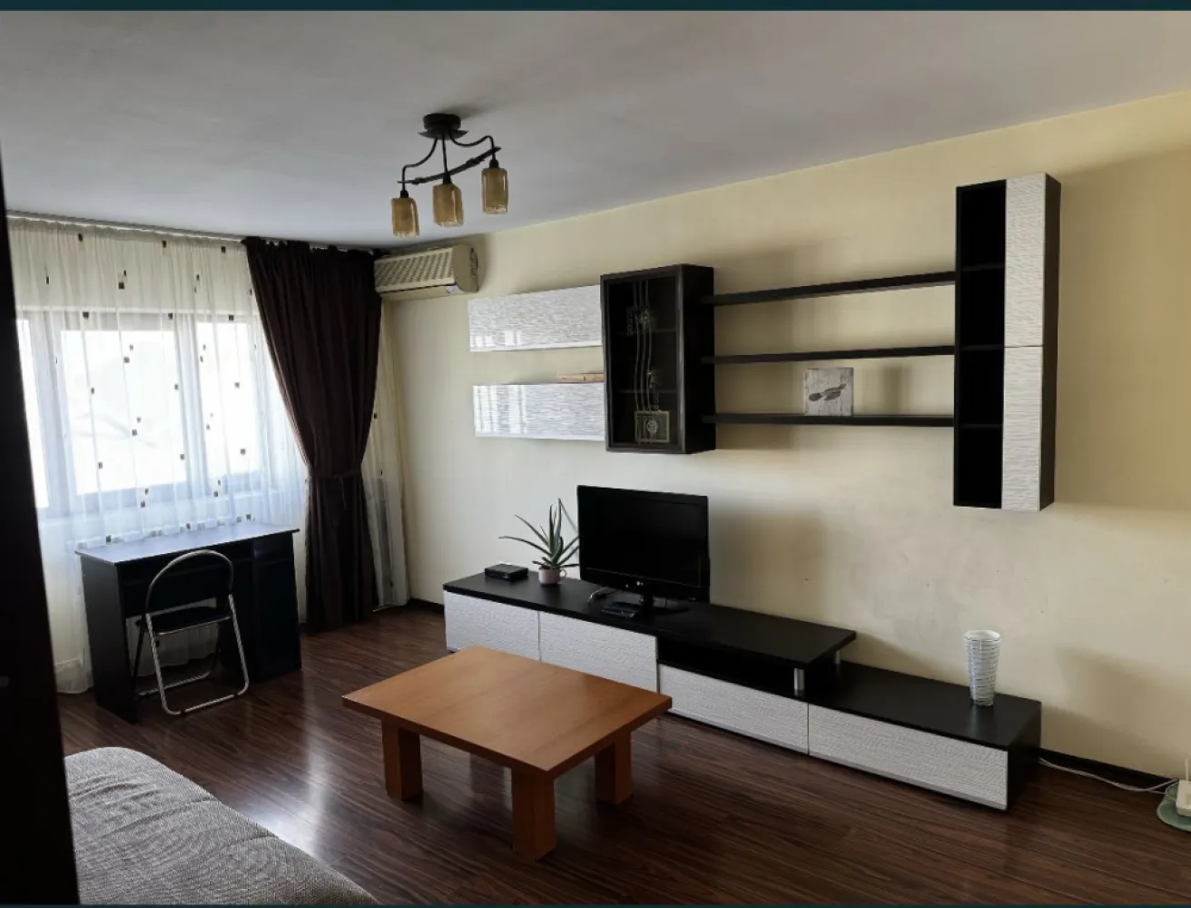 Vand ap 2 cam decomandat casa de cultura - Vând apartament decomandat casa de cultură 53 mp et 4/4 2 balcoane dotat utilat îmbunătățiri izolație termică ,termopane ,gaze ,zona foarte liniștită