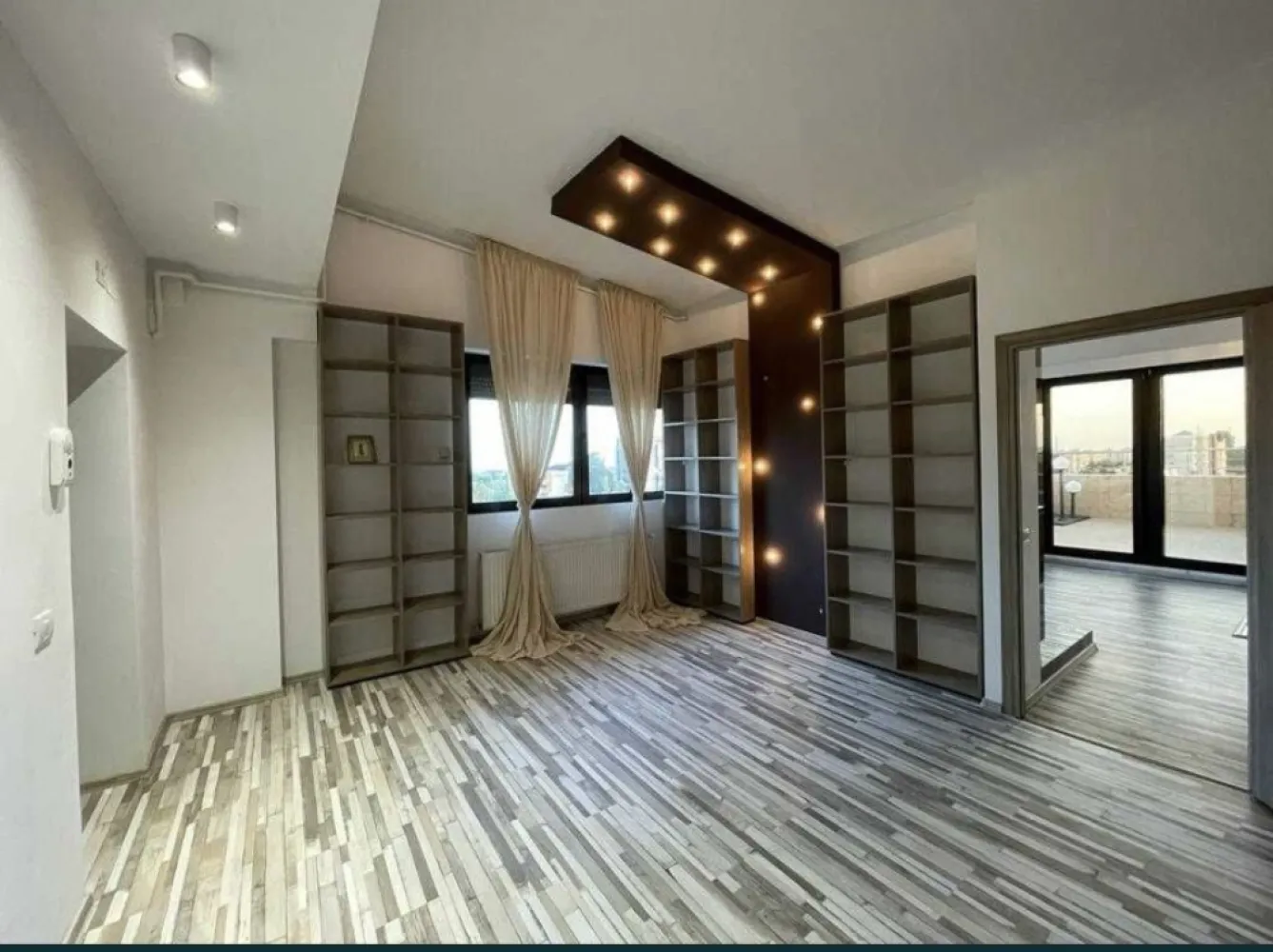 Apartament 2 camere inicat - Vand apartament 2 camere in zona KM 4-5 langa Doraly cu vedere la bulevardul Mangaliei intr-un bloc construit acum 12 ani si care are doar 10 apartamente. Apartamentul este la etajul 5 si are o terasa mare cu o vedere superba catre bulevard si port. Este semimobilat si utilat si are si jacuzzi. Acceptam anumite variante auto.Apartamentul are 90m2 din care terasa de 36m2