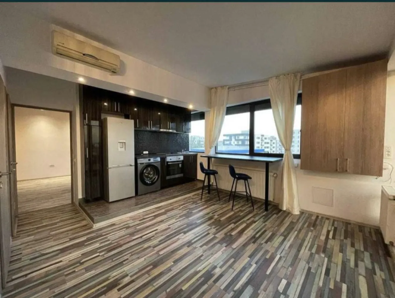 Apartament 2 camere inicat - Vand apartament 2 camere in zona KM 4-5 langa Doraly cu vedere la bulevardul Mangaliei intr-un bloc construit acum 12 ani si care are doar 10 apartamente. Apartamentul este la etajul 5 si are o terasa mare cu o vedere superba catre bulevard si port. Este semimobilat si utilat si are si jacuzzi. Acceptam anumite variante auto.Apartamentul are 90m2 din care terasa de 36m2