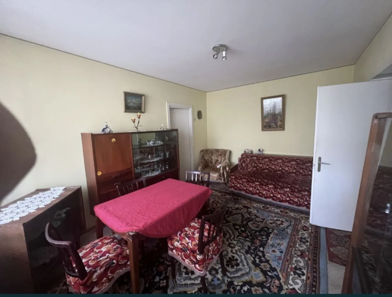 Apartament 2 camere zona Tomis1, etaj 1, zona foarte linistita - Apartament 2 camere zona Tomis 1, zona foarte linistita Etaj 1 Ferestre PVC In apropiere: Scoala 30 Gradinita Se accepta schimburi cu auto