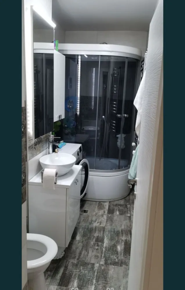 Apartament 2 camere Inel 2 - Proprietar, ofer spre vânzare apartament cu 2 camere semidecomandat situat la parter cu suprafața de 50mp, balcon pe toată suprafața + boxă pentru depozitare la subsol. Apartamentul este renovat total, mobila a fost făcută pe comandă , instalația electrica și sanitară schimbate , centrala pe gaz. Se vinde parțial mobilat și utilat, accept și schimb cu casă sau apartament mai spațios la parter sau etajul 1 în Constanța cu diferență din partea mea, pentru cei interesați mai multe detalii vă pot oferi la telefon. NU COLABOREZ CU AGENȚII IMOBILIARE, MULȚUMESC!