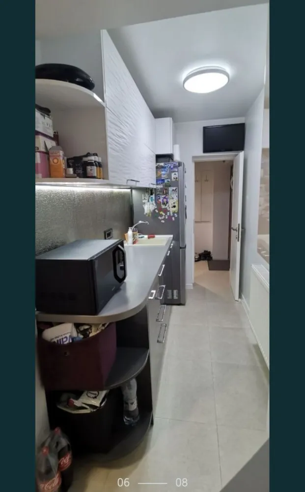 Apartament 2 camere Inel 2 - Proprietar, ofer spre vânzare apartament cu 2 camere semidecomandat situat la parter cu suprafața de 50mp, balcon pe toată suprafața + boxă pentru depozitare la subsol. Apartamentul este renovat total, mobila a fost făcută pe comandă , instalația electrica și sanitară schimbate , centrala pe gaz. Se vinde parțial mobilat și utilat, accept și schimb cu casă sau apartament mai spațios la parter sau etajul 1 în Constanța cu diferență din partea mea, pentru cei interesați mai multe detalii vă pot oferi la telefon. NU COLABOREZ CU AGENȚII IMOBILIARE, MULȚUMESC!
