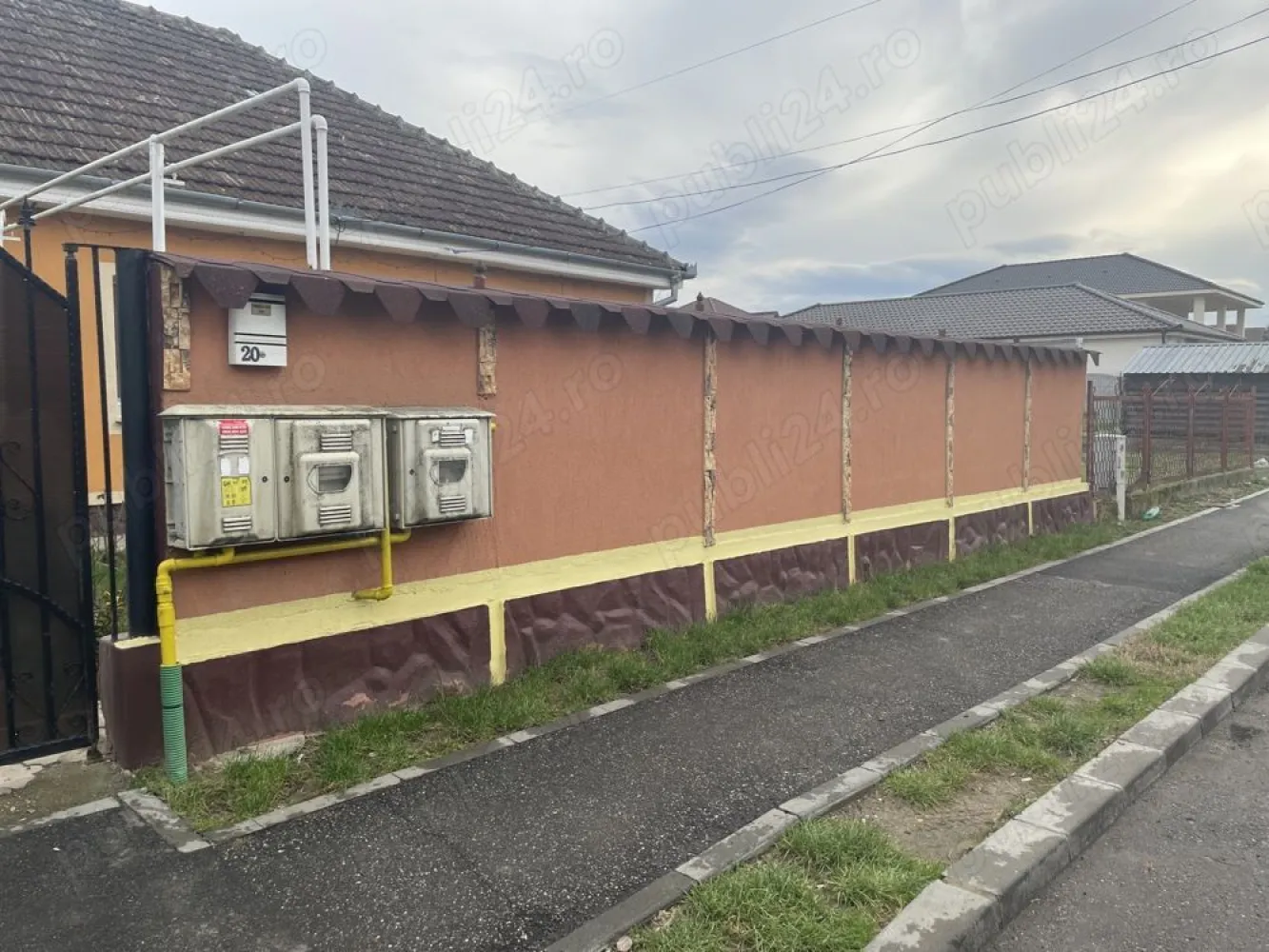Casă de vanzare - Vând casă cu 3 cameră , o baie , bucătărie și un hol .
+ 2 anexe gospodaresti

Mai multe informații după ora 15:30