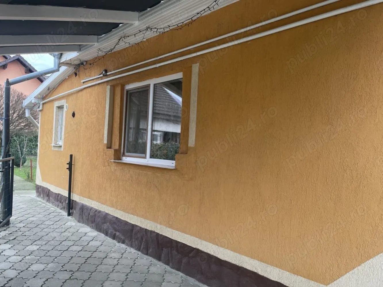 Casă de vanzare - Vând casă cu 3 cameră , o baie , bucătărie și un hol .
+ 2 anexe gospodaresti

Mai multe informații după ora 15:30