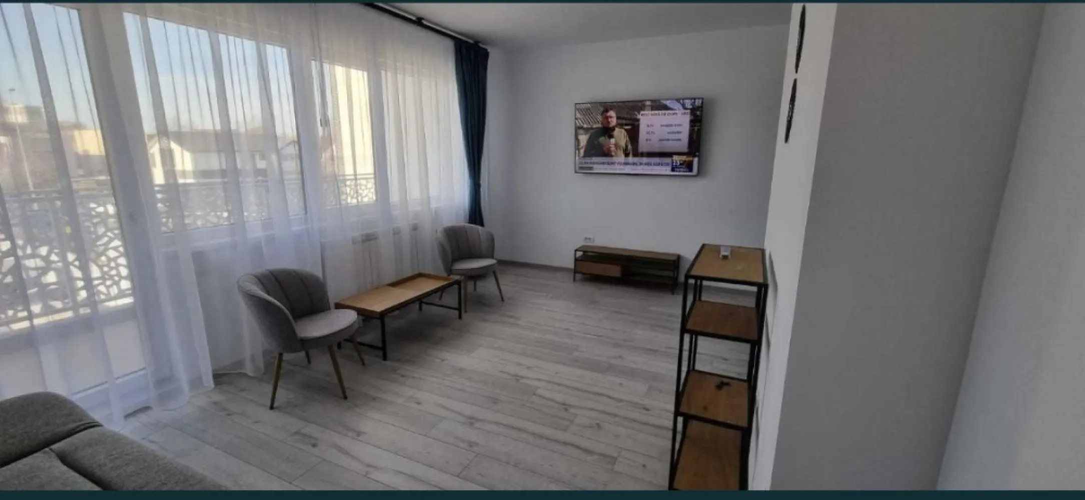 -02 c - Proprietar, vand apartament cu 2 camere (etaj 1) , decomandat, situat in bloc nou (S+P+2, an constructie 2023), in zona Kamsas. Apartamentul se vinde mobilat ca in fotografii. Locul de parcare este inclus in pret, situat in curtea interioara a imobilului. Apartamentul are suprafata utila de 56.9 mp + 2 balcoane (14 mp). Dotat cu centrala proprie pe gaz. Dispunerea apartamentului este pe partea de Vest. Apartamentul este ideal atat in scop rezidential, precum si ca investitie. *** Se poate prelua cu actuali chiriasi. Nu doresc colaborare cu agentiile imobiliare.