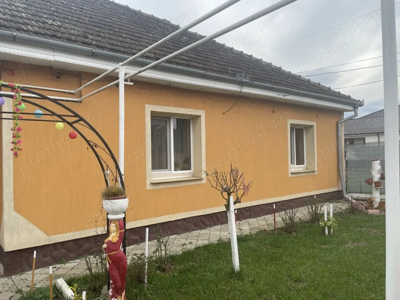 Casă de vanzare - Vând casă cu 3 cameră , o baie , bucătărie și un hol .
+ 2 anexe gospodaresti

Mai multe informații după ora 15:30