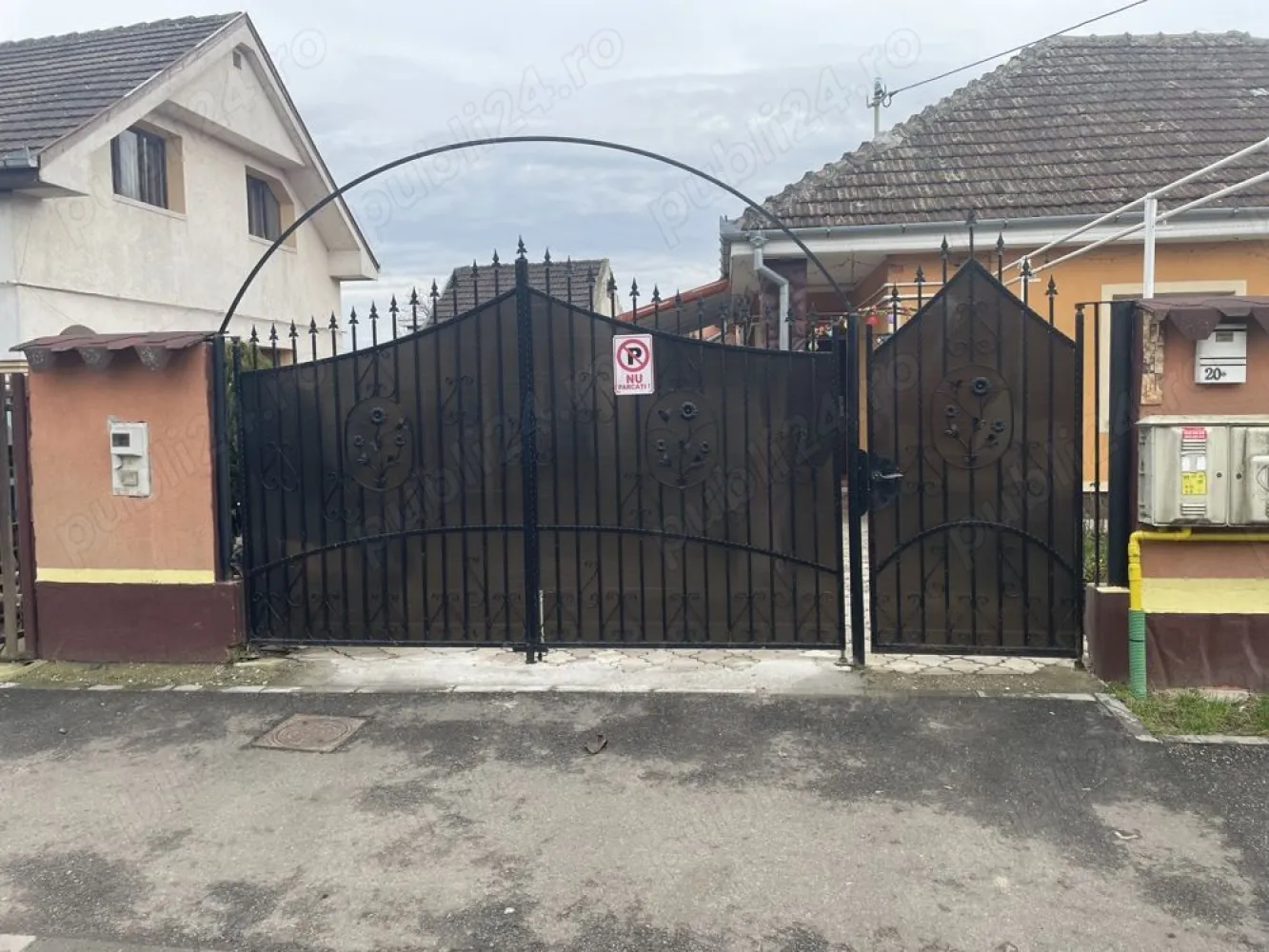 Casă de vanzare - Vând casă cu 3 cameră , o baie , bucătărie și un hol .
+ 2 anexe gospodaresti

Mai multe informații după ora 15:30