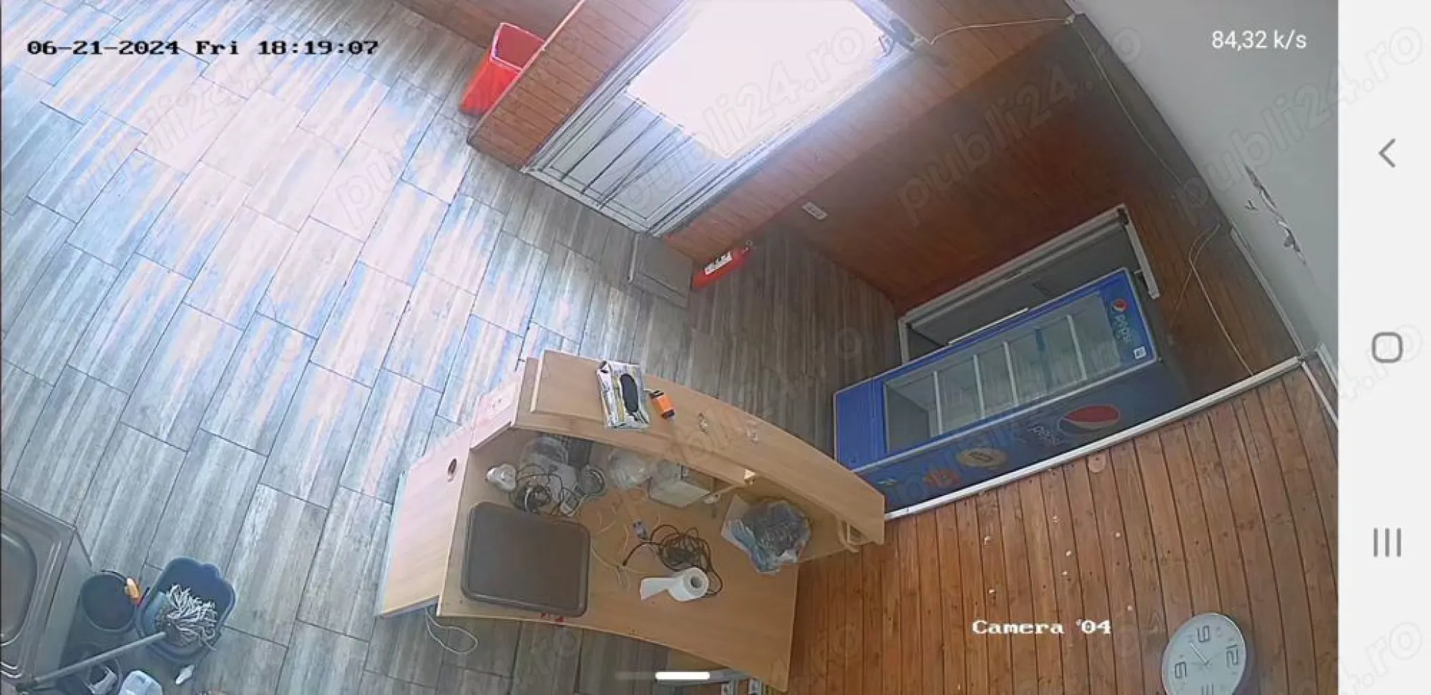 spatiu de inchiriat - Locatia se afla chiar vizavi de intrarea in noul patinoar, care se va deschide in curand. Suprafata totala de 300 mp, deschidere 11mp, sunt doua corpuri de cladiri (44mp si 75mp), plus terasa, inainte a fost un fast food 150mp (75mp spatiul+75mp terasa). 
Se poate inchiria partial, doar partea din fata de 150 mp, spatiu+terasa, dar și toată suprafata .Se pot face modificari, spatiu, terasa, in functie de necesitatea activitatii pe care o veti presta.