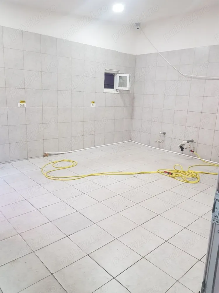 spatiu de inchiriat - Locatia se afla chiar vizavi de intrarea in noul patinoar, care se va deschide in curand. Suprafata totala de 300 mp, deschidere 11mp, sunt doua corpuri de cladiri (44mp si 75mp), plus terasa, inainte a fost un fast food 150mp (75mp spatiul+75mp terasa). 
Se poate inchiria partial, doar partea din fata de 150 mp, spatiu+terasa, dar și toată suprafata .Se pot face modificari, spatiu, terasa, in functie de necesitatea activitatii pe care o veti presta.