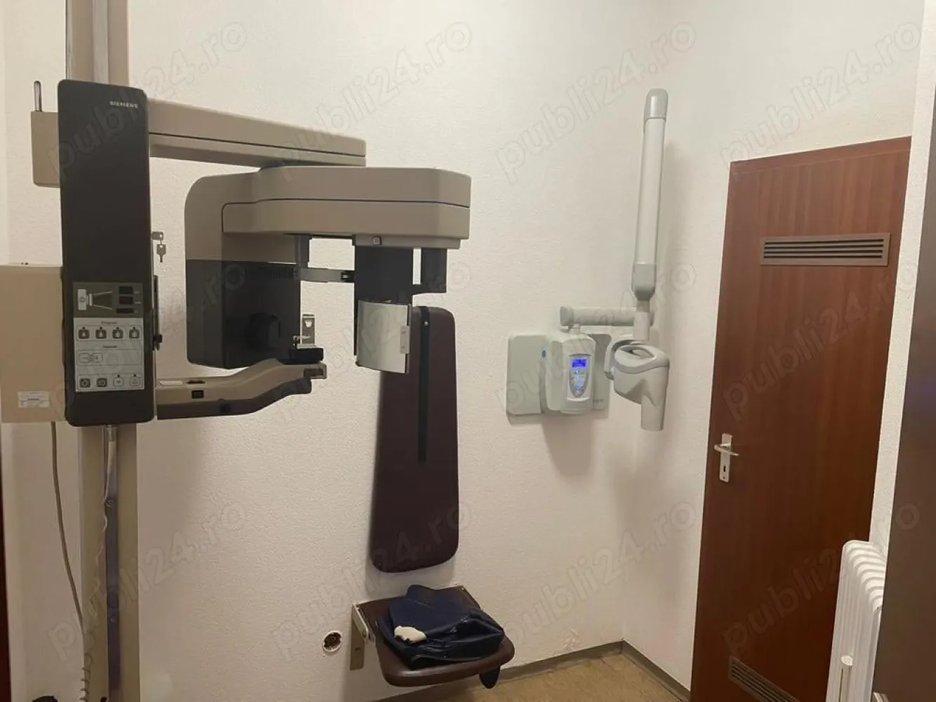 Cabinet stomatologic in Germania - De vânzare cabinet stomatologic cu 3 camere, recepție, sala de așteptare, sală pentru radiografie dentara suprafață de 170 M2 , care funcționează de 40 de ani cu un număr foarte mare pacienți ,portofoliu de peste 1000 de pacienți.
Oraș studențesc de peste 100.000 de locuitorii in vestul Germaniei.
Cabinetul are o cifră de afaceri foarte mare și oferă un venit în consecință !
Proprietarii Medici de origine română am ajuns la vârsta pensionării și putem sa va acompaniem câteva luni la transmiterea clientelei și cabinetului !
Așteptăm cu drag viitorii stomatologii care sa duca mai departe acest cabinet pe care l-am creat cu multa muncă și dragoste !