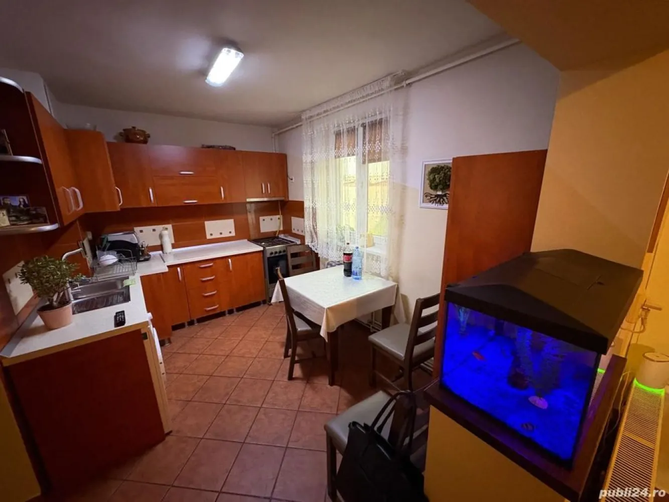 Apartament 3 camere bulevardul Closca Satu Mare - Apartament B-dul Cloşca, Satu Mare
-3 camere decomandate, bucătărie, baie, debara, 2 holuri, balcon și beci;
-apartamentul este renovat, instalație electrică nouă, microcentrală, aer condiționat;
-geamuri termopan, parchet din lemn masiv, gresie și faianță;
-usa metalică la intrare și ușile interioare schimbate;
-se predă complet mobilat și utilat cu electrocasnice (frigider, mașină de spălat rufe, aragaz);
-apartament în bloc de cărămidă, cu acoperiș din poală; 
-casa scării dispune de 2 apartamente pe nivel geamuri termopan, interfon;
Pret: 82.000 euro negociabil