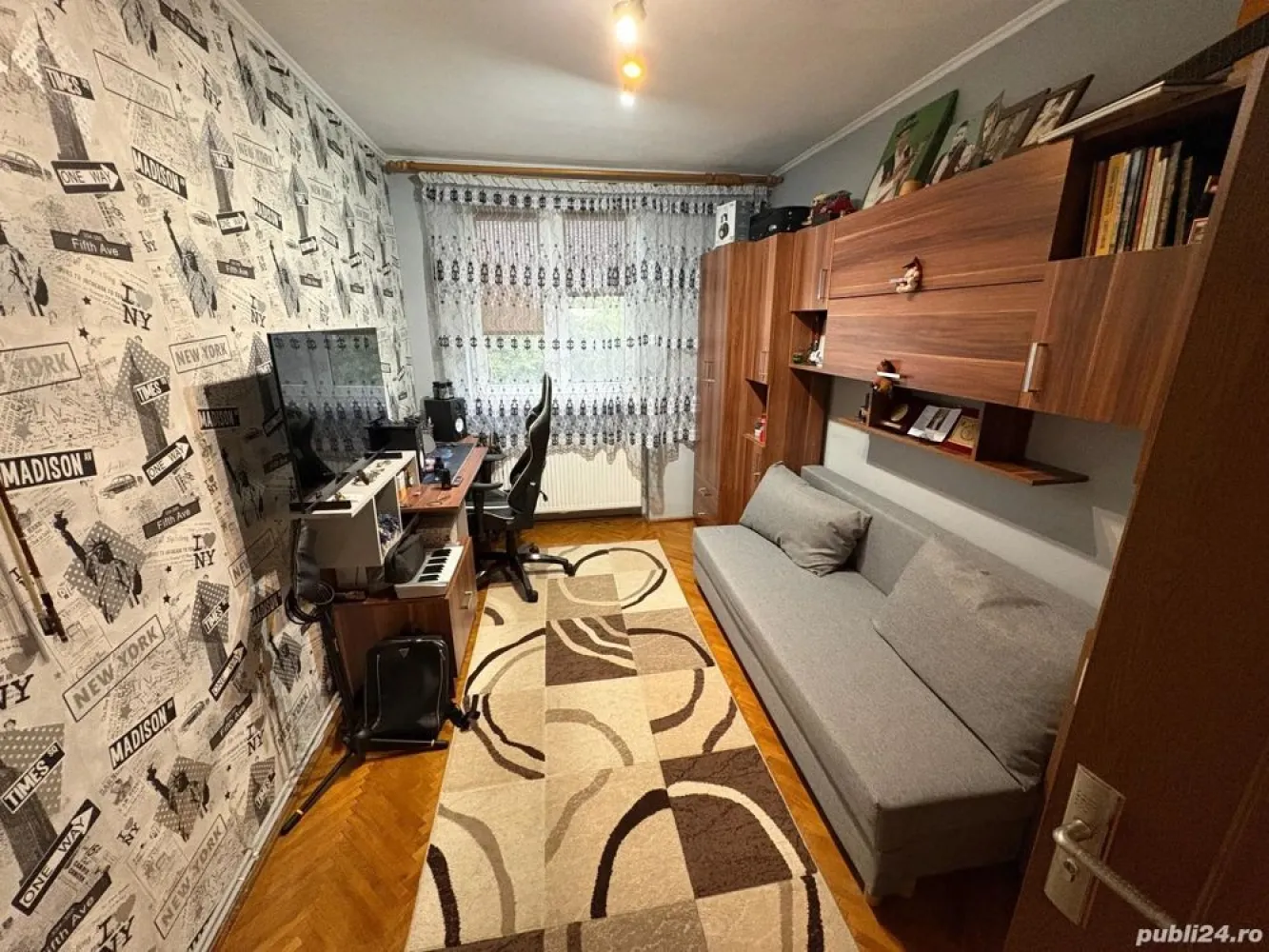 Apartament 3 camere bulevardul Closca Satu Mare - Apartament B-dul Cloşca, Satu Mare
-3 camere decomandate, bucătărie, baie, debara, 2 holuri, balcon și beci;
-apartamentul este renovat, instalație electrică nouă, microcentrală, aer condiționat;
-geamuri termopan, parchet din lemn masiv, gresie și faianță;
-usa metalică la intrare și ușile interioare schimbate;
-se predă complet mobilat și utilat cu electrocasnice (frigider, mașină de spălat rufe, aragaz);
-apartament în bloc de cărămidă, cu acoperiș din poală; 
-casa scării dispune de 2 apartamente pe nivel geamuri termopan, interfon;
Pret: 82.000 euro negociabil