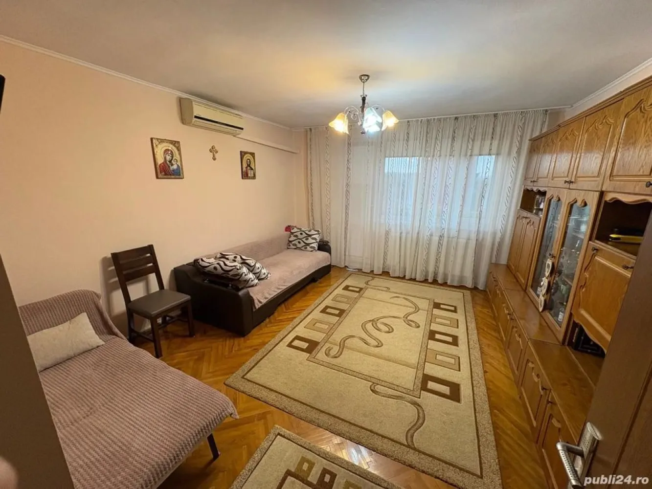 Apartament 3 camere bulevardul Closca Satu Mare - Apartament B-dul Cloşca, Satu Mare
-3 camere decomandate, bucătărie, baie, debara, 2 holuri, balcon și beci;
-apartamentul este renovat, instalație electrică nouă, microcentrală, aer condiționat;
-geamuri termopan, parchet din lemn masiv, gresie și faianță;
-usa metalică la intrare și ușile interioare schimbate;
-se predă complet mobilat și utilat cu electrocasnice (frigider, mașină de spălat rufe, aragaz);
-apartament în bloc de cărămidă, cu acoperiș din poală; 
-casa scării dispune de 2 apartamente pe nivel geamuri termopan, interfon;
Pret: 82.000 euro negociabil
