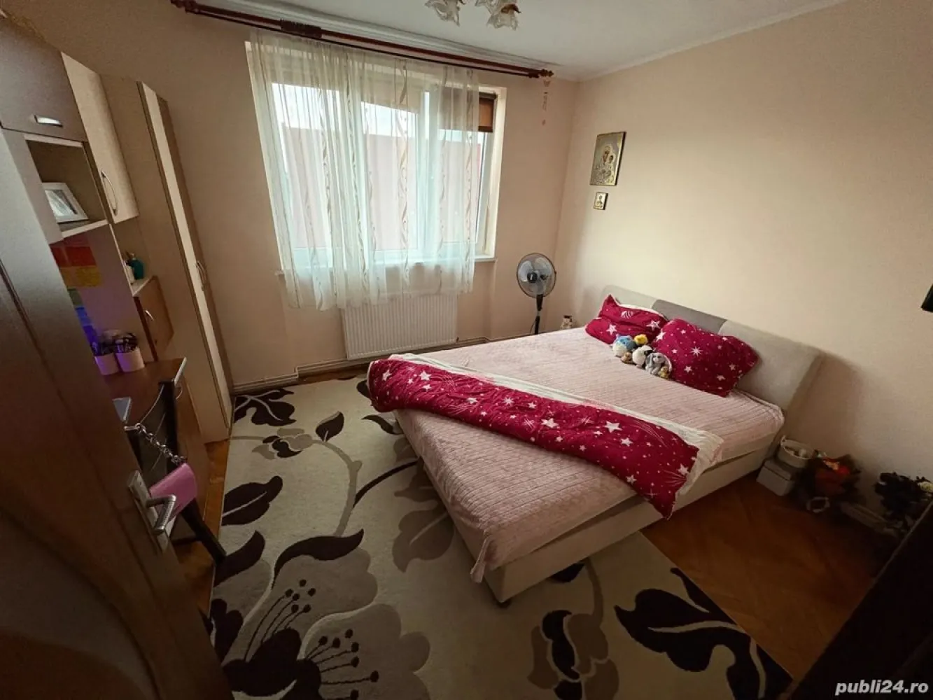 Apartament 3 camere bulevardul Closca Satu Mare - Apartament B-dul Cloşca, Satu Mare
-3 camere decomandate, bucătărie, baie, debara, 2 holuri, balcon și beci;
-apartamentul este renovat, instalație electrică nouă, microcentrală, aer condiționat;
-geamuri termopan, parchet din lemn masiv, gresie și faianță;
-usa metalică la intrare și ușile interioare schimbate;
-se predă complet mobilat și utilat cu electrocasnice (frigider, mașină de spălat rufe, aragaz);
-apartament în bloc de cărămidă, cu acoperiș din poală; 
-casa scării dispune de 2 apartamente pe nivel geamuri termopan, interfon;
Pret: 82.000 euro negociabil