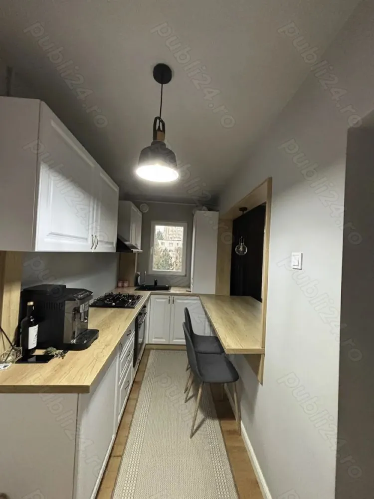 Apartament 3 camere zona Minerva - Vând apartament cu 3 camere situat în spate la Minerva Manastur, strada Bucegi.Apartamentul este poziționat la etajul 2.Se vinde complet mobilat și utilat. În apropiere este stație de transport, grădinițe, școli.