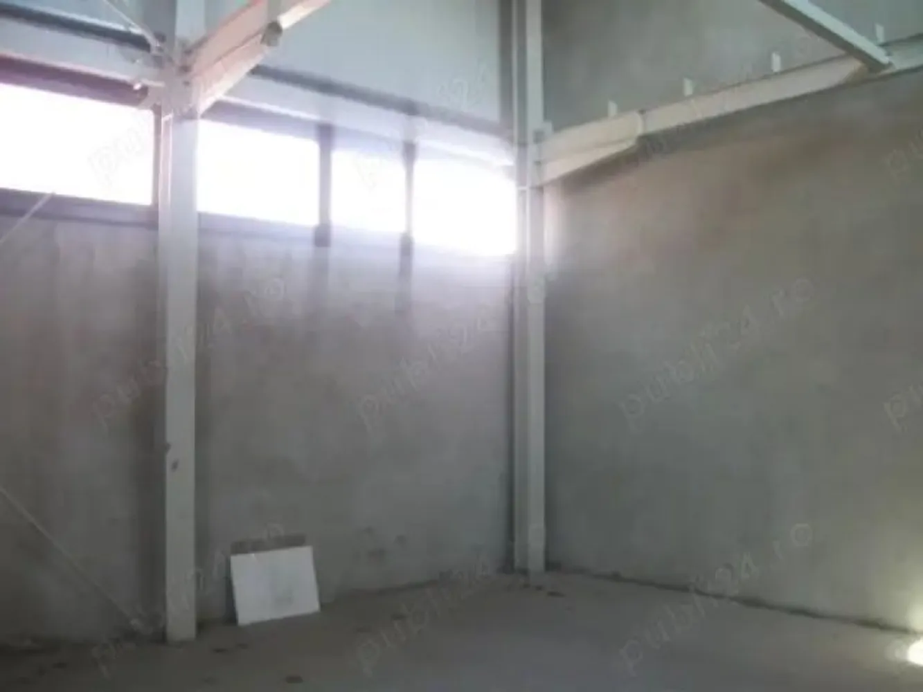 Inchiriere hala Bdul Unirii SM - Proprietar inchiriez pe termen lung hala cu suprafata de 75 mp, situata pe Bdul Unirii (drumul spre Petea) avand posibilitate de construirii unui planseu suplimentar (cu dublarea suprafetei utile), avand acces auto pe platfoma betonata pentru trafic greu cu suprafata de 200 mp. Chiria este de 500 Euro luna (cu factura pe firma persoana fizica).